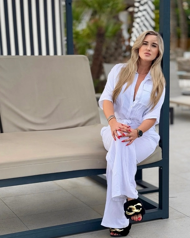 Opadną Wam szczęki! Głęboki dekolt piękności disco polo! Robi ogromne wrażenie! 