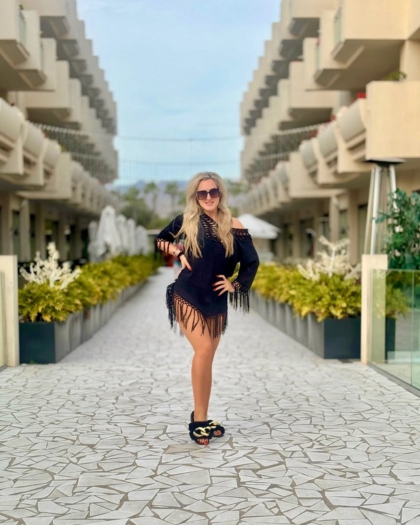 Opadną Wam szczęki! Głęboki dekolt piękności disco polo! Robi ogromne wrażenie! 