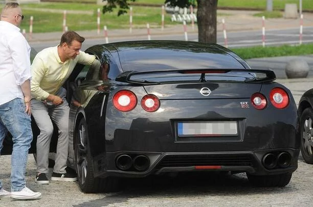 Czym jeżdżą gwiazdy disco polo?! To nie są zwykłe samochody, to są BESTIE! 