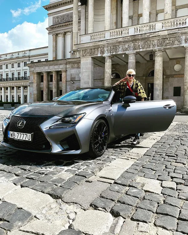 Czym jeżdżą gwiazdy disco polo?! To nie są zwykłe samochody, to są BESTIE! 