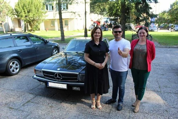 Czym jeżdżą gwiazdy disco polo?! To nie są zwykłe samochody, to są BESTIE! 