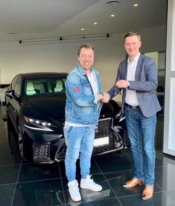 Czym jeżdżą gwiazdy disco polo?! To nie są zwykłe samochody, to są BESTIE! 