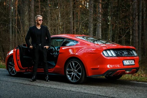 Czym jeżdżą gwiazdy disco polo?! To nie są zwykłe samochody, to są BESTIE! 