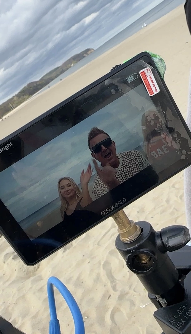 Zapomniany hit DBomb powraca! „Zielony kapelusz„ w nowym teledysku zaskoczy Cię