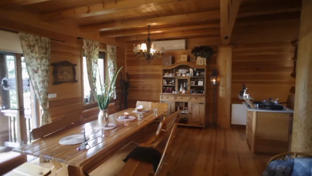 Paula Karpowicz - Topky pokazała swój dom! Śliczna gwiazda disco polo mieszka w drewnianej rezydencji nad jeziorem! [ZDJĘCIA]