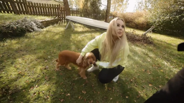 Paula Karpowicz - Topky pokazała swój dom! Śliczna gwiazda disco polo mieszka w drewnianej rezydencji nad jeziorem! [ZDJĘCIA]