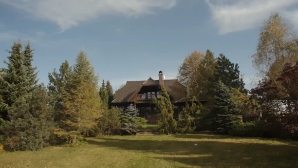 Paula Karpowicz - Topky pokazała swój dom! Śliczna gwiazda disco polo mieszka w drewnianej rezydencji nad jeziorem! [ZDJĘCIA]