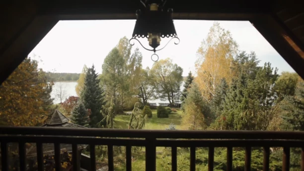 Paula Karpowicz - Topky pokazała swój dom! Śliczna gwiazda disco polo mieszka w drewnianej rezydencji nad jeziorem! [ZDJĘCIA]