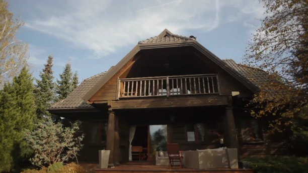 Paula Karpowicz - Topky pokazała swój dom! Śliczna gwiazda disco polo mieszka w drewnianej rezydencji nad jeziorem! [ZDJĘCIA]