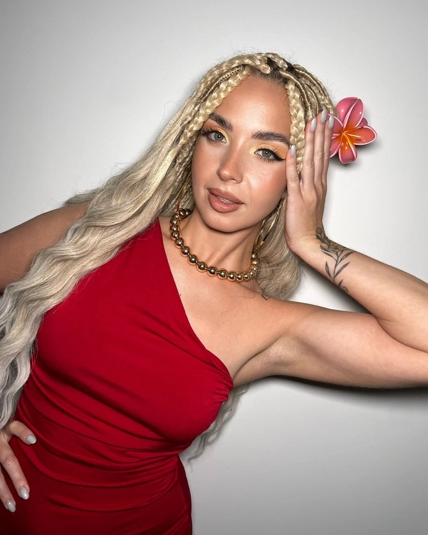 Wygląda jak gwiazda Hollywood?! Natalia Siemieniecka w makijażu Anny Żmojda! Gwiazda disco polo podbija sieć! 