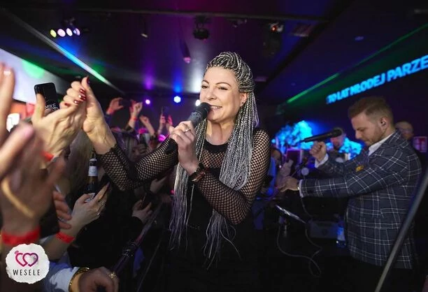 Co za zmiana! Magdalena Narożna zaszokowała nową fryzurą na koncercie! Fani disco polo przecierali oczy ze zdumienia?! 