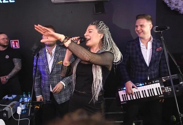 Co za zmiana! Magdalena Narożna zaszokowała nową fryzurą na koncercie! Fani disco polo przecierali oczy ze zdumienia?! 