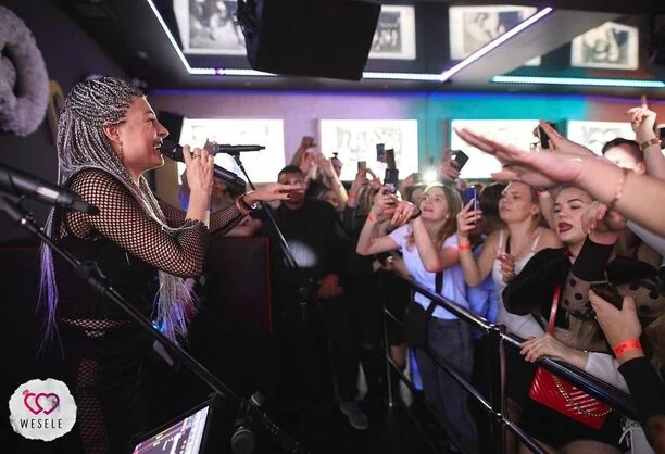 Co za zmiana! Magdalena Narożna zaszokowała nową fryzurą na koncercie! Fani disco polo przecierali oczy ze zdumienia?! 