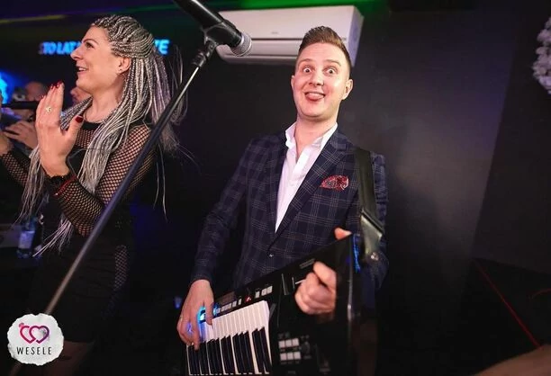 Co za zmiana! Magdalena Narożna zaszokowała nową fryzurą na koncercie! Fani disco polo przecierali oczy ze zdumienia?! 