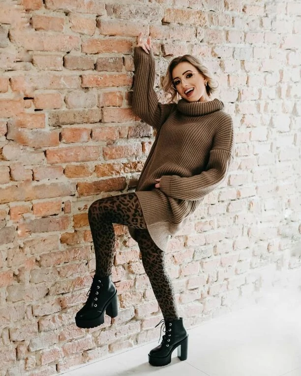 Znana wokalistka disco polo kusi w zmysłowej pozie! Jej figura i obłędnie wysokie szpilki zapierają dech w piersiach!