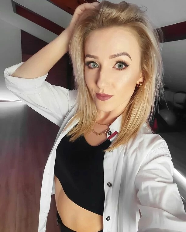 Znana wokalistka disco polo kusi w zmysłowej pozie! Jej figura i obłędnie wysokie szpilki zapierają dech w piersiach!