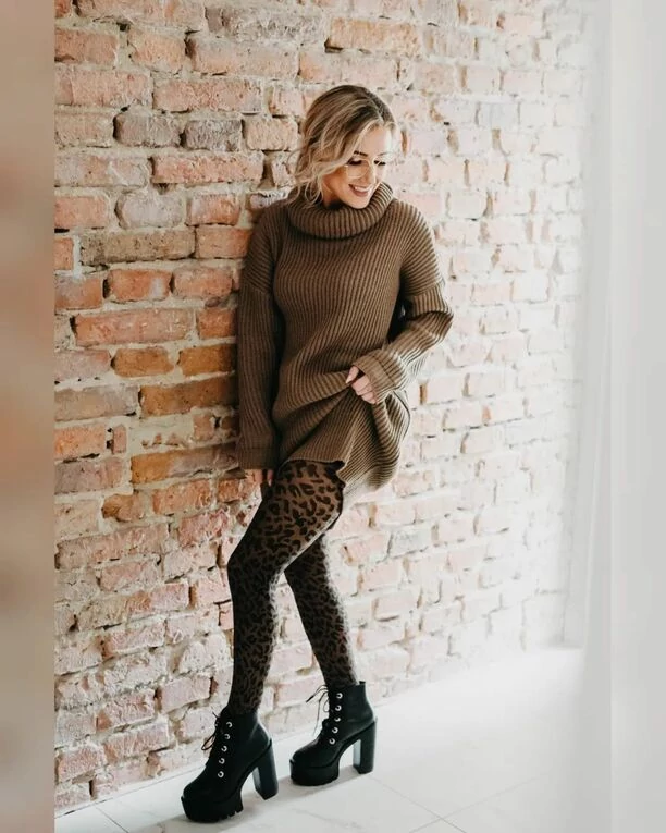 Znana wokalistka disco polo kusi w zmysłowej pozie! Jej figura i obłędnie wysokie szpilki zapierają dech w piersiach!