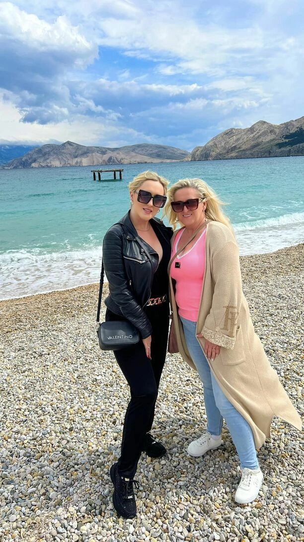 Jesika - gwiazda muzyki disco polo pokazała mamę w dniu jej święta! Są bardzo podobne!