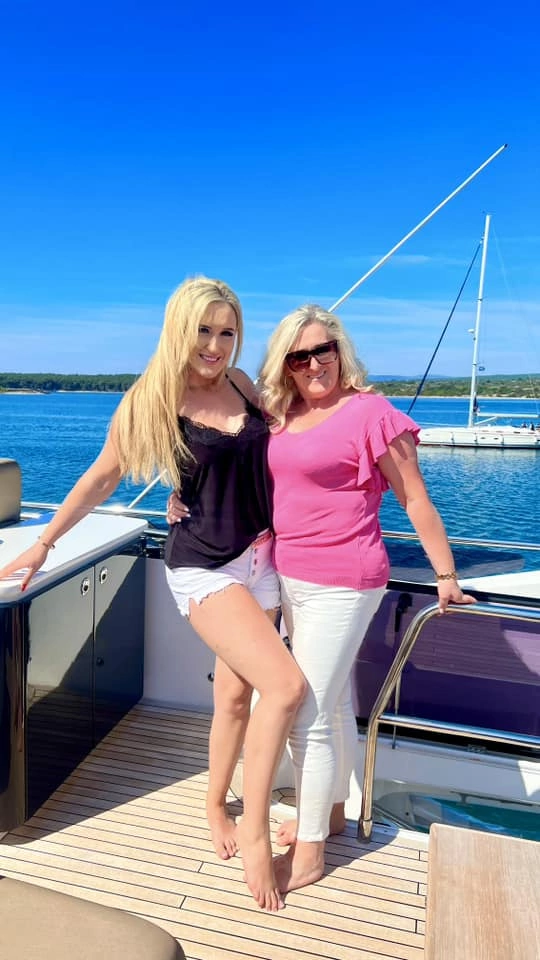 Jesika - gwiazda muzyki disco polo pokazała mamę w dniu jej święta! Są bardzo podobne!