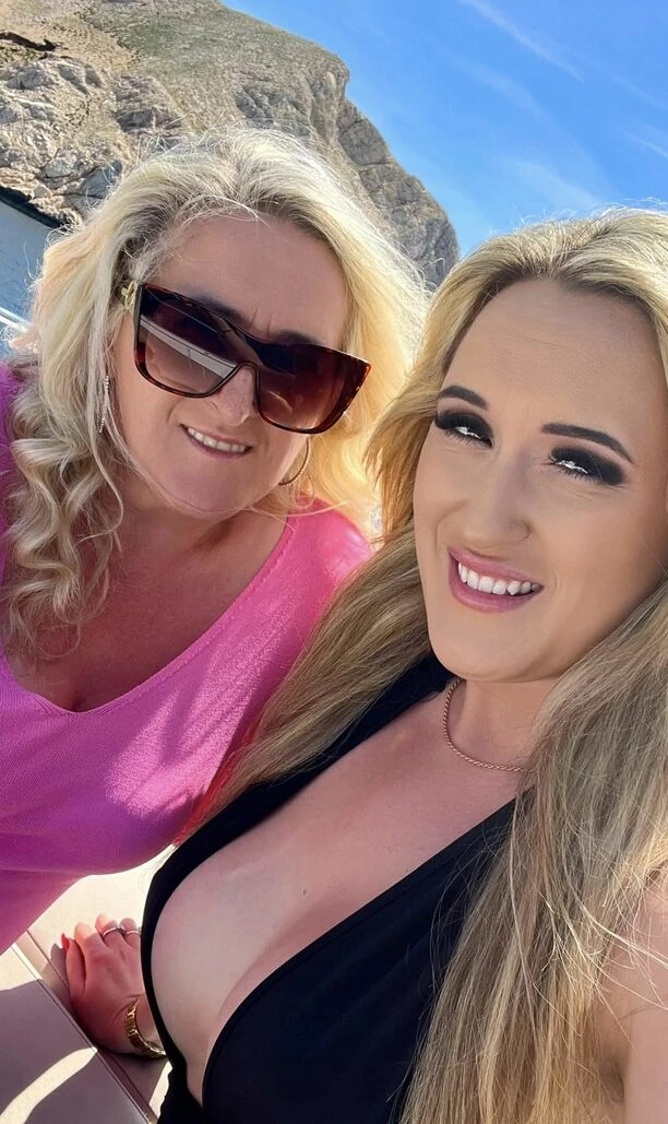 Jesika - gwiazda muzyki disco polo pokazała mamę w dniu jej święta! Są bardzo podobne!