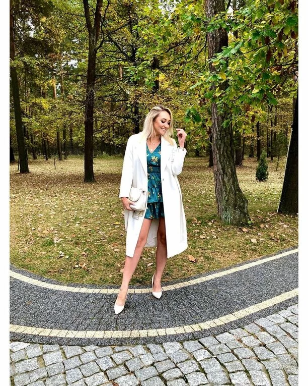 Cudowna wokalistka zespołu Wpada w Ucho zachwyca jesienną stylizacją! Uwagę zwraca to, co ma pod płaszczem! 