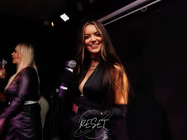 Nie uwierzysz, jak pięknie i ponętnie wygląda Angelika Żmijewska gwiazda zespołu Topky! Jej uroda oszałamia wszystkich!