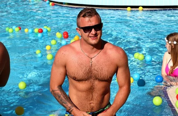 Dawid Narożny ściągnął koszulkę i odsłonił nagi tors! Gwiazdor disco polo rozbudził wyobraźnię fanek! 