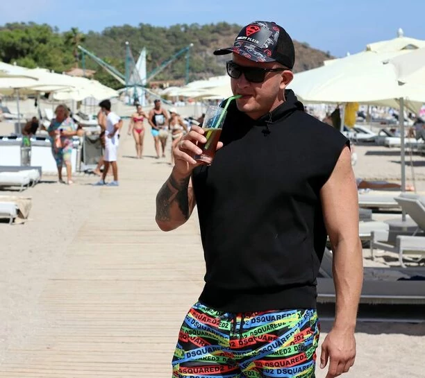 Dawid Narożny ściągnął koszulkę i odsłonił nagi tors! Gwiazdor disco polo rozbudził wyobraźnię fanek! 