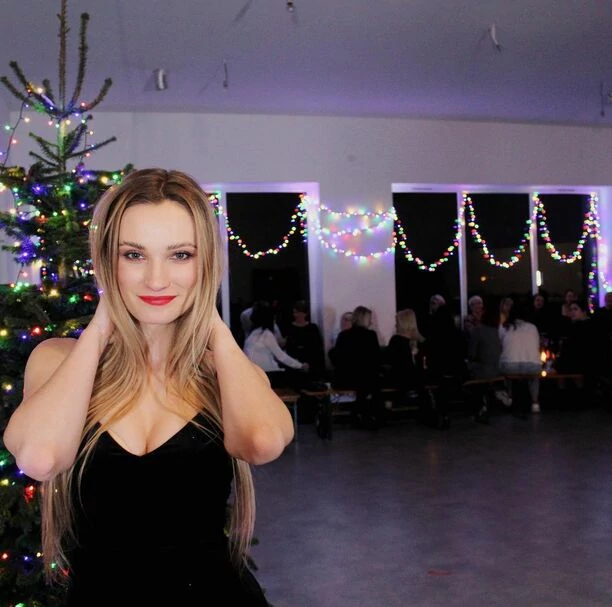 Znana wokalistka disco polo kusi głębokim dekoltem! Gorący widok odsłoniętego biustu rozpalił zmysły fanów!