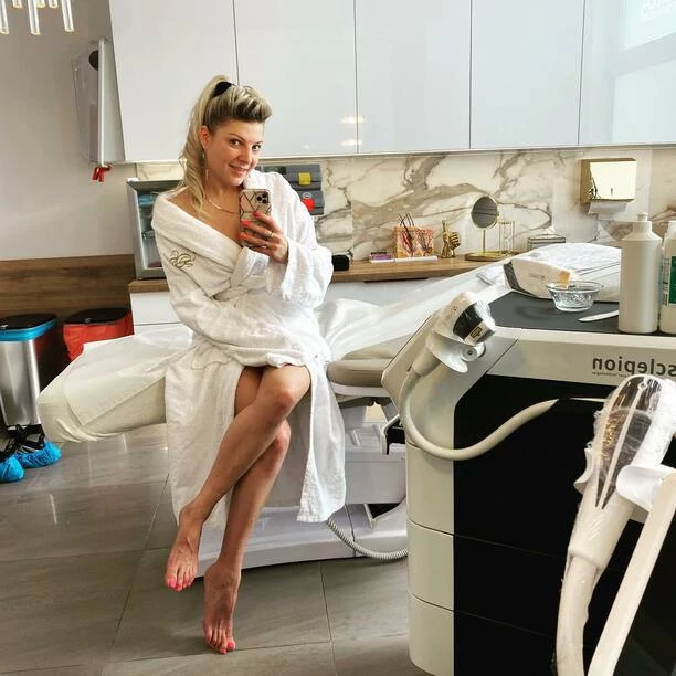 Magda Narożna kusi w samym szlafroku! Gorący kadr gwiazdy disco polo wywołał lawinę komentarzy| FOTO