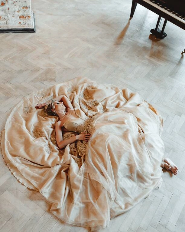 Ponętna sesja zdjęciowa Magdaleny Narożnej! Znana wokalistka disco polo w złocie i cekinach! Jak wygląda?! 
