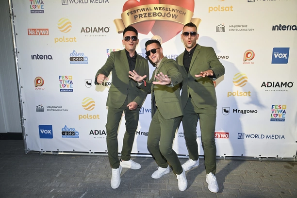 Playboys zaskoczyli na Festiwalu Weselnych Przebojów! Nowa odsłona „Filmowej Miłości” podbiła serca publiczności!

