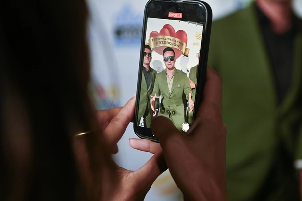 Playboys zaskoczyli na Festiwalu Weselnych Przebojów! Nowa odsłona „Filmowej Miłości” podbiła serca publiczności!

