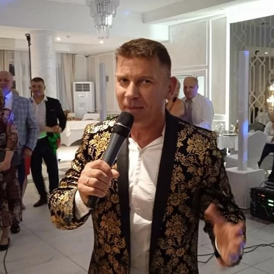 Uwielbiany gwiazdor disco polo dał popis na weselu! Tej imprezy już nikt nie zapomni! 