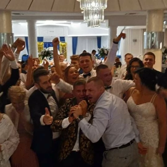 Uwielbiany gwiazdor disco polo dał popis na weselu! Tej imprezy już nikt nie zapomni! 