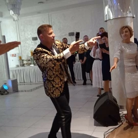 Uwielbiany gwiazdor disco polo dał popis na weselu! Tej imprezy już nikt nie zapomni! 
