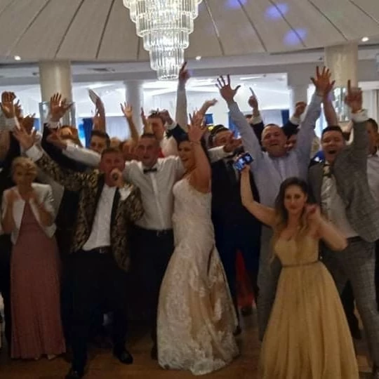 Uwielbiany gwiazdor disco polo dał popis na weselu! Tej imprezy już nikt nie zapomni! 