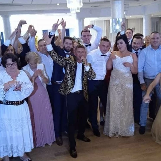 Uwielbiany gwiazdor disco polo dał popis na weselu! Tej imprezy już nikt nie zapomni! 