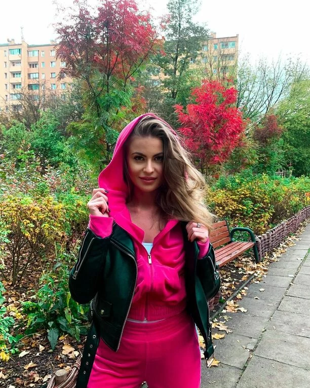 Wokalistka popularnej grupy disco polo kusi podczas jesiennego spaceru! Sesja Marleny (Szpilki) w parku zachwyciła fanów! 