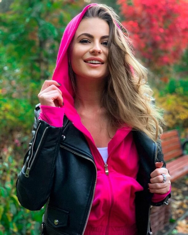 Wokalistka popularnej grupy disco polo kusi podczas jesiennego spaceru! Sesja Marleny (Szpilki) w parku zachwyciła fanów! 