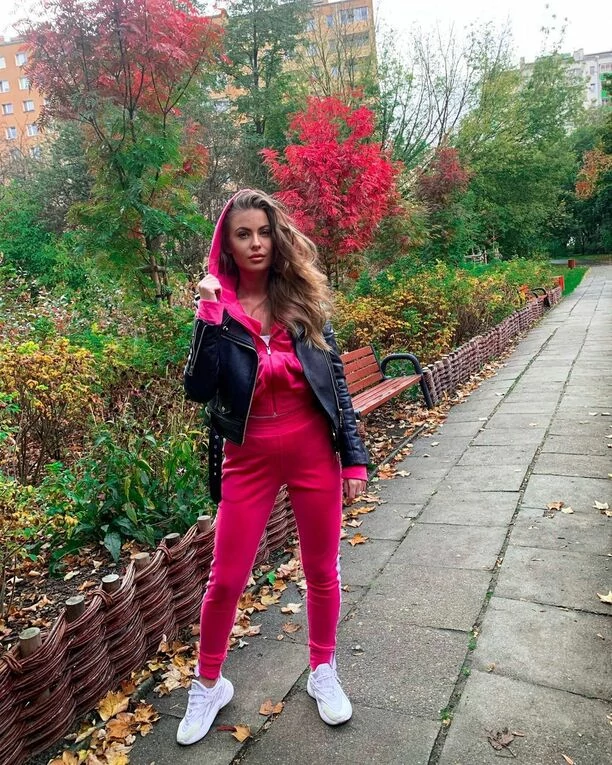 Wokalistka popularnej grupy disco polo kusi podczas jesiennego spaceru! Sesja Marleny (Szpilki) w parku zachwyciła fanów! 