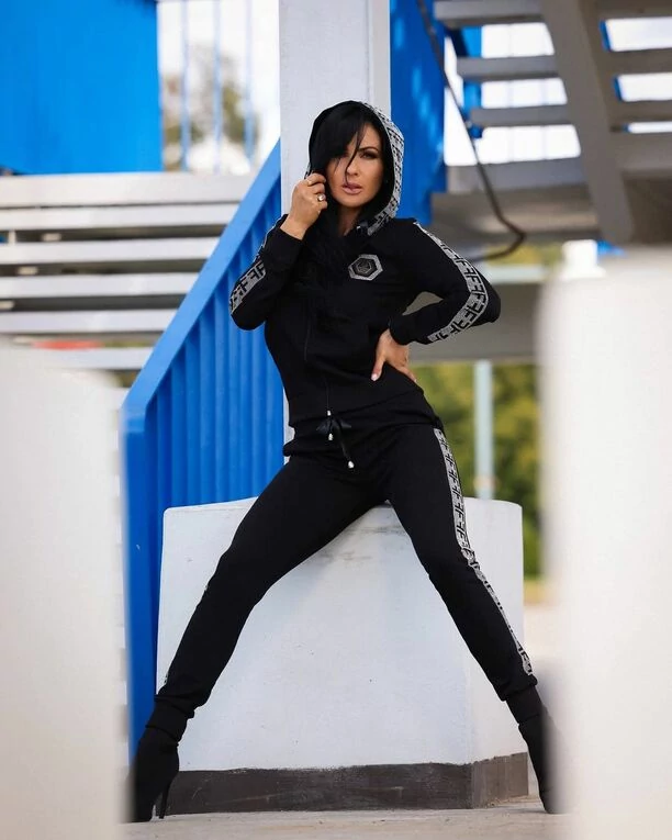 Nieziemska gwiazda disco polo zachwyca swoimi krągłościami! Widok artystki zapiera dech w piersiach!