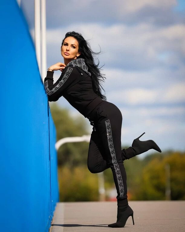 Nieziemska gwiazda disco polo zachwyca swoimi krągłościami! Widok artystki zapiera dech w piersiach!