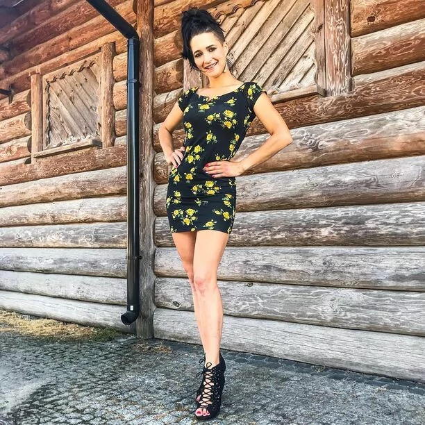 Długie zgrabne nogi Emilii z Daj To Głośniej