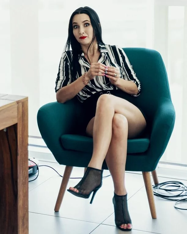 Szpileczka i zgrabne nogi gwiazdy disco polo