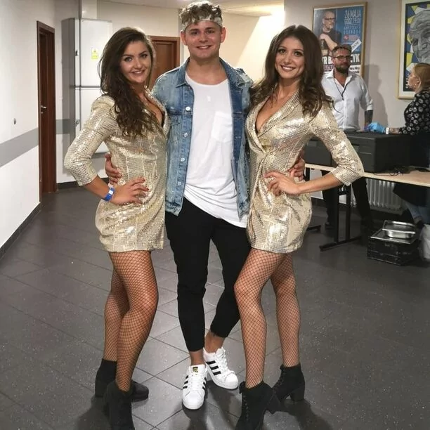 To prawdziwa bogini! Zgrabne nogi i talia osy! Śliczna artystka disco polo zachwyca fanów zdjęciami z koncertu! 