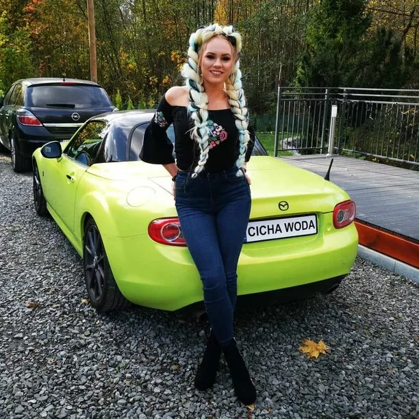 Nietypowa fryzura wokalistki disco polo