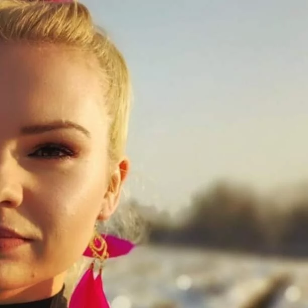 Artystyczne zdjęcie wokalistki disco polo