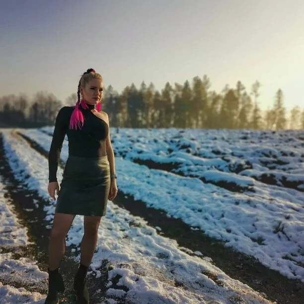 Krótka spódniczka u gwiazdy disco polo!