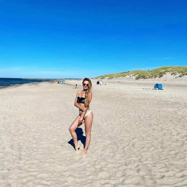 Gwiazda odsłoniła ciało w skąpym stroju! Wokalistka disco polo rozgrzała sieć! Internauci komentują „Boska figura„